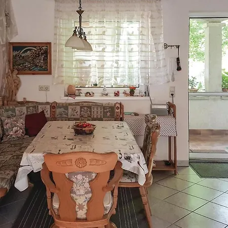Amazing In W/ Outdoor Swimming Pool, Wifi And 2 Bedrooms Nyaraló