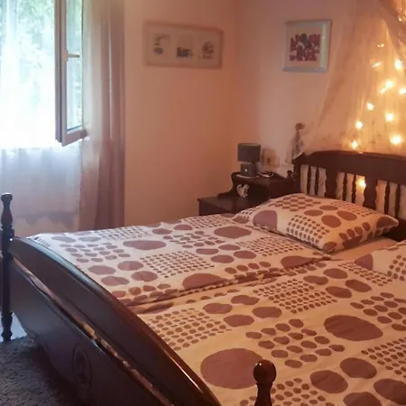 Amazing In W/ Outdoor Swimming Pool, Wifi And 2 Bedrooms Nyaraló